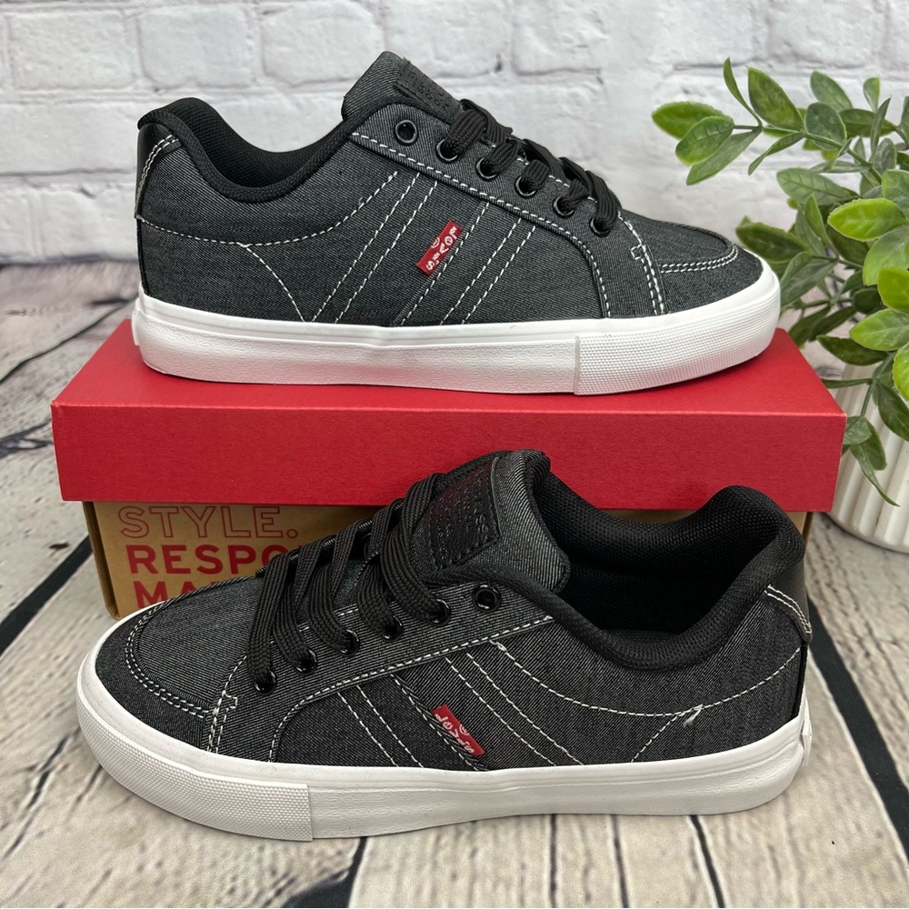 NIB Levi’s Turner Black Chambray Lace-Up Sneakers Sz 2 Youth
